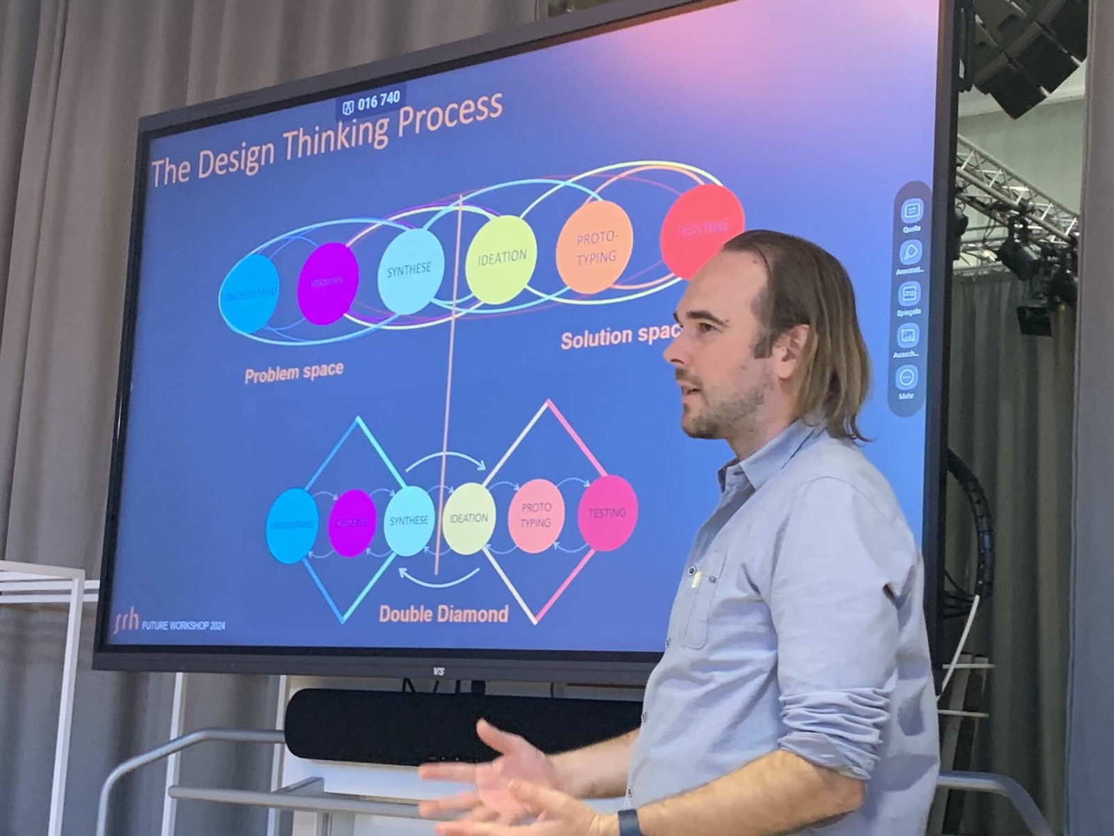 Ferdinand Linke erläutert den Design-Thinking-Prozess vor einer Präsentation.